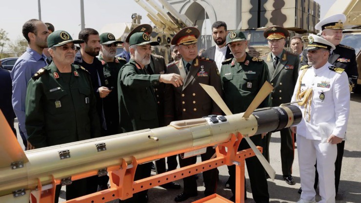 Iran tiết lộ với Bộ trưởng Quốc phòng Nga mẫu tên lửa lạ, có thể bay lượn như UAV - 1