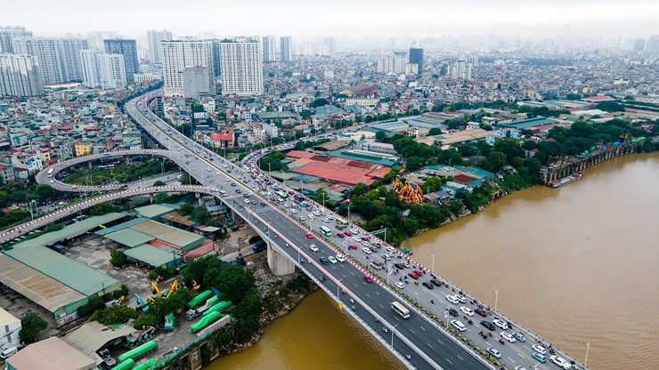 Hình ảnh giao thông &#34;giờ cao điểm&#34; trước và sau cầu Vĩnh Tuy 2 thông xe - 2