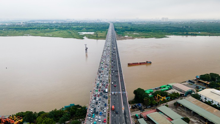 Hình ảnh giao thông &#34;giờ cao điểm&#34; trước và sau cầu Vĩnh Tuy 2 thông xe - 4