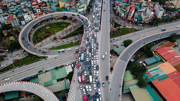 Hình ảnh giao thông &#34;giờ cao điểm&#34; trước và sau cầu Vĩnh Tuy 2 thông xe - 9