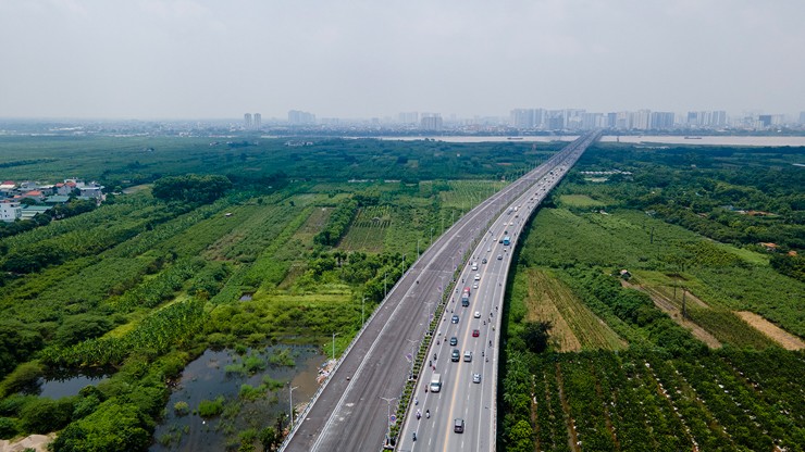 Hình ảnh giao thông &#34;giờ cao điểm&#34; trước và sau cầu Vĩnh Tuy 2 thông xe - 13