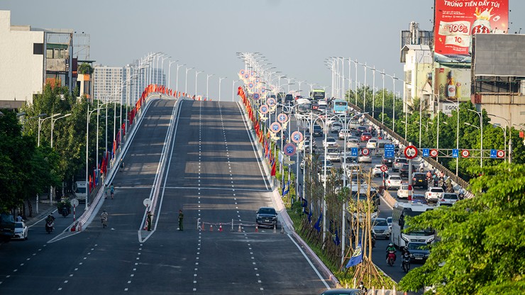 Hình ảnh giao thông &#34;giờ cao điểm&#34; trước và sau cầu Vĩnh Tuy 2 thông xe - 17