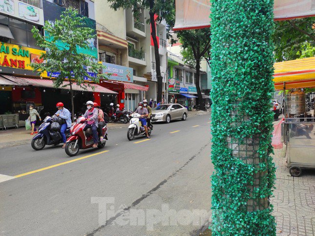 Loạt trụ đèn lộ vẻ nhếch nhác sau tháo cỏ nhựa, quận 5 nói gì? - 8