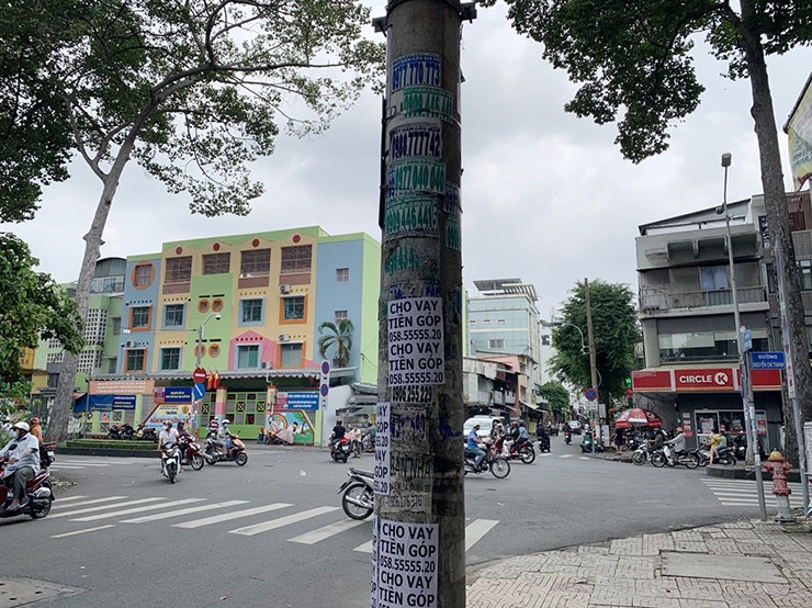 Hàng trăm trụ điện được “cởi áo giáp” sau nhiều năm quấn “cỏ” để chống rao vặt - 6