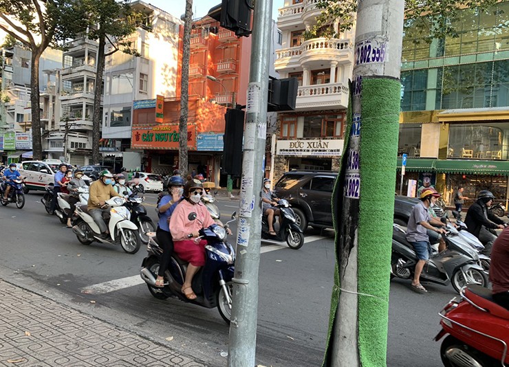 Hàng trăm trụ điện được “cởi áo giáp” sau nhiều năm quấn “cỏ” để chống rao vặt - 7