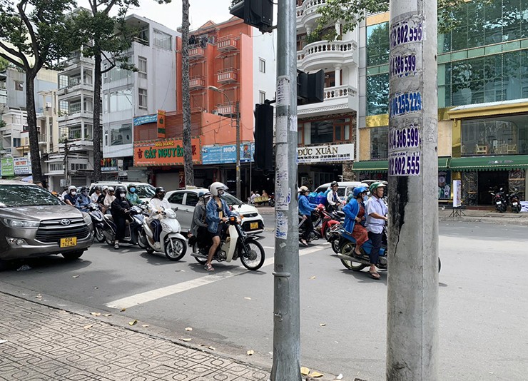 Hàng trăm trụ điện được “cởi áo giáp” sau nhiều năm quấn “cỏ” để chống rao vặt - 8