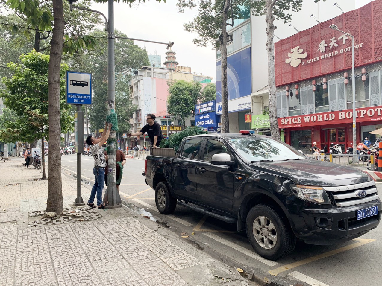 Hàng trăm trụ điện được “cởi áo giáp” sau nhiều năm quấn “cỏ” để chống rao vặt - 2