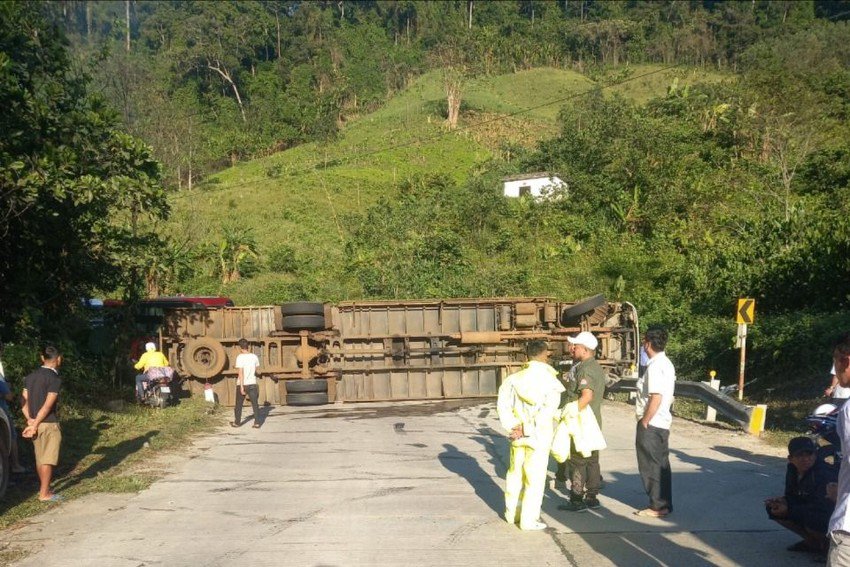 Xe tải lật trên đường Hồ Chí Minh làm 3 người thương vong - 2