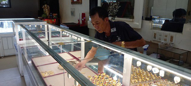 Chủ tiệm vàng ở Khánh Hòa &#34;đơ người&#34; trong khoảnh khắc sinh tử với 2 tên cướp táo tợn - 3
