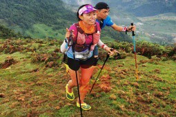 Lê Thị Hằng mang dép chạy 100km gây “sốt” giải siêu địa hình Vietnam Mountain Marathon