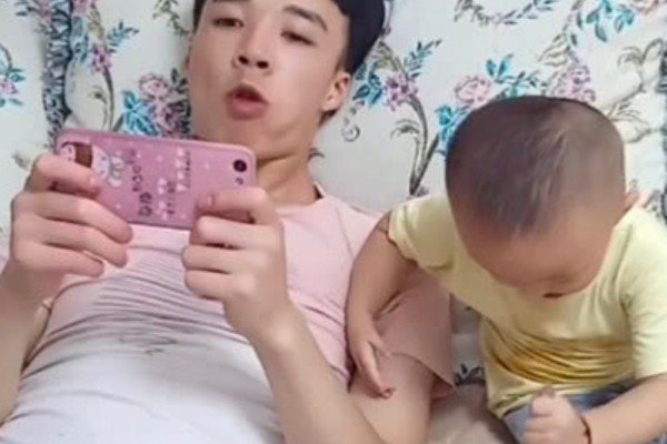 Vợ đi làm để con trai ở nhà cho chồng chăm, xem camera thấy cảnh tượng trên giường ngủ mà giận run người - 1