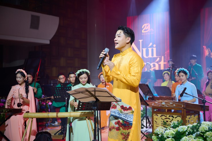 Ca sĩ Trần Tùng Anh: Làm album gói trọn &#34;bước chân hành quân&#34; của người cha đã khuất - 1