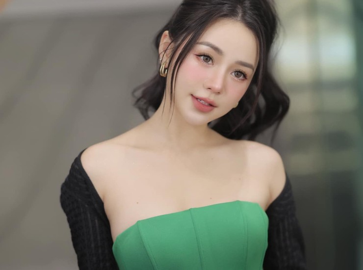 Nữ diễn viên Quỳnh Kool mới đây chia sẻ hình ảnh diện váy quây gợi cảm.
