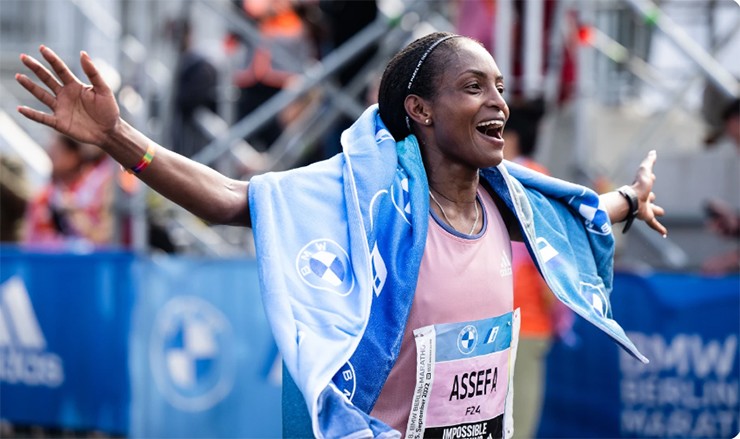 Assefa phá sâu kỷ lục marathon thế giới, làm lu mờ “nhà vua” Kipchoge tại Berlin Marathon - 1