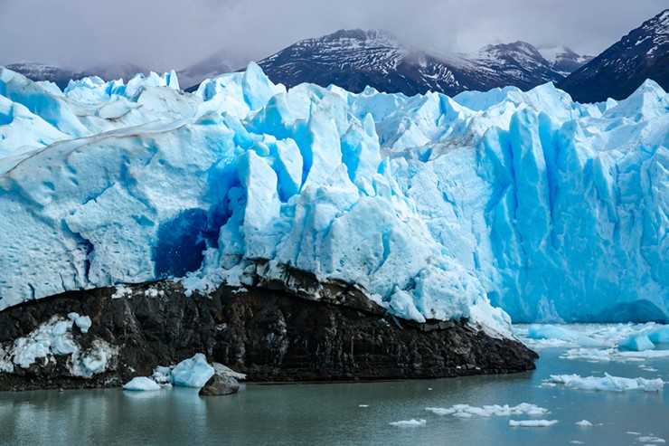 Sông băng Perito Moreno nằm trên hồ Argentino, gần thị trấn El Calafate, thuộc vùng Patagonia nổi tiếng của Argentina. El Calafate là một thị trấn thân thiện với khách du lịch với nhiều khách sạn tiện nghi và nhà hàng ngon, đây là nơi tuyệt vời để bạn tham quan sông băng Perito Moreno.

