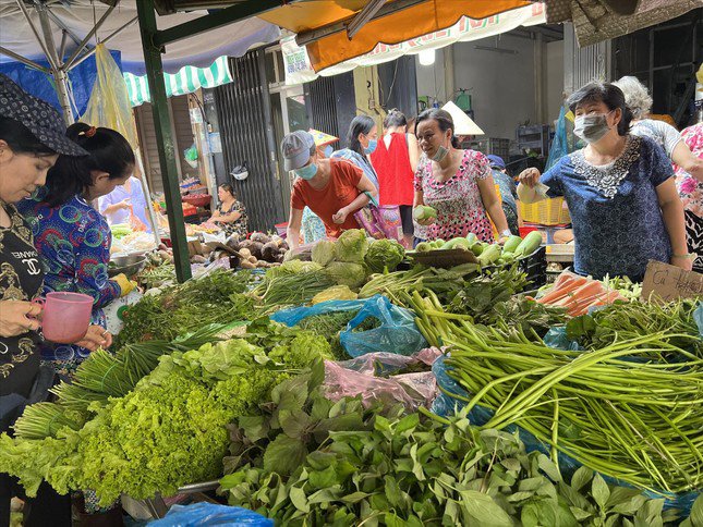 Chật vật vì xăng tăng giá - 1