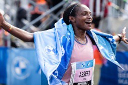 Assefa phá sâu kỷ lục marathon thế giới, làm lu mờ “nhà vua” Kipchoge tại Berlin Marathon