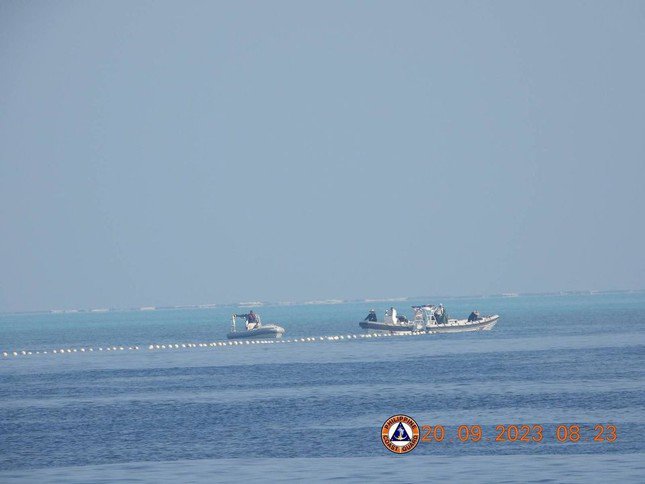 Philippines tuyên bố sẽ loại bỏ ‘rào chắn nổi’ Trung Quốc thả xuống Biển Đông - 1