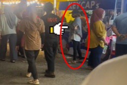 Đi dạo chợ đêm, người đàn ông báo ngay cảnh sát khi thấy bàn tay của cô gái