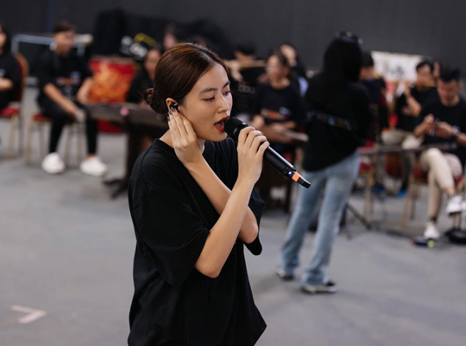 Hoàng Thùy Linh tung clip hát live với dàn nhạc giao hưởng: Đáp trả những chỉ trích gần đây? - 1