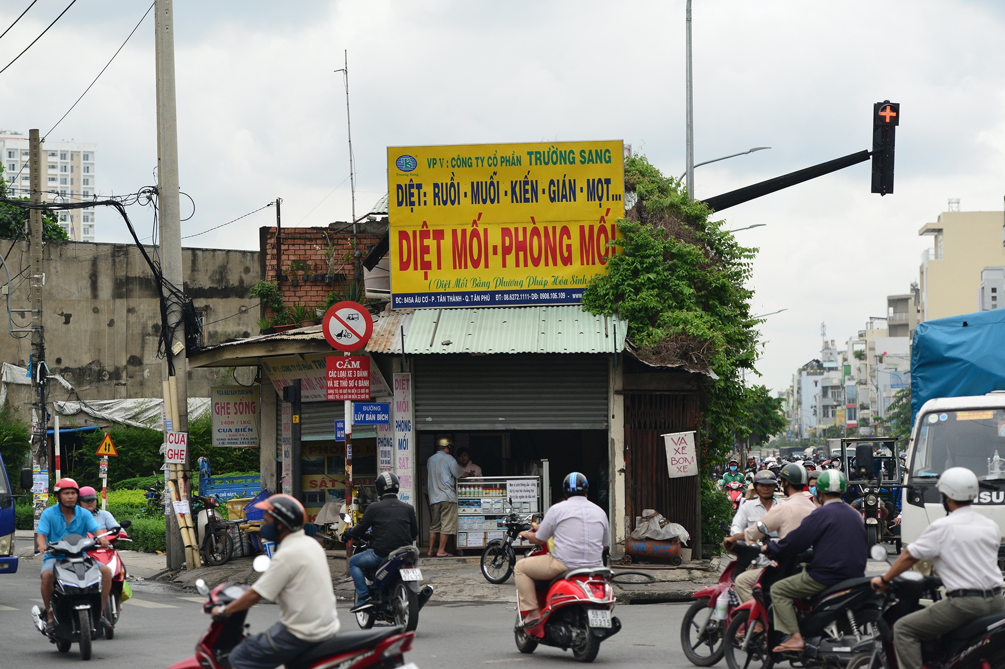 TP.HCM: Tháo dỡ căn nhà 4 mặt tiền độc nhất ở quận Tân Phú - 2