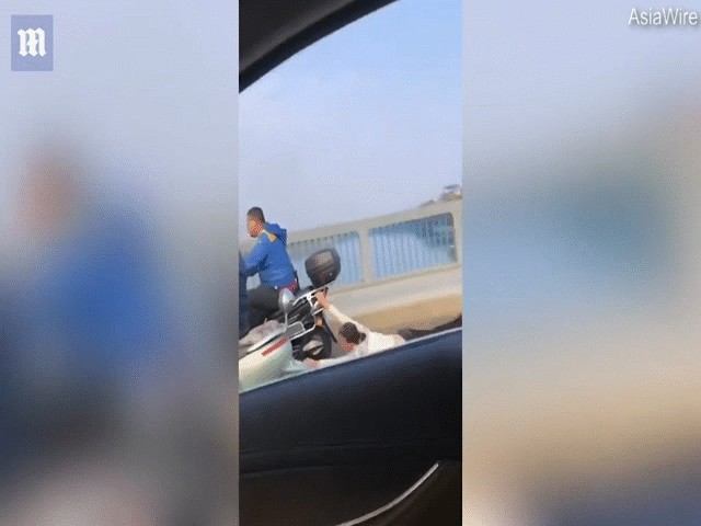 Video: Tranh cãi sau va chạm giao thông, người đàn ông kéo lê một phụ nữ trên đường