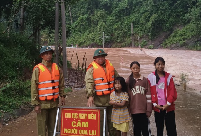 Thông tin mưa lũ mới nhất ở Quảng Bình, nhiều nơi bị cô lập - 1