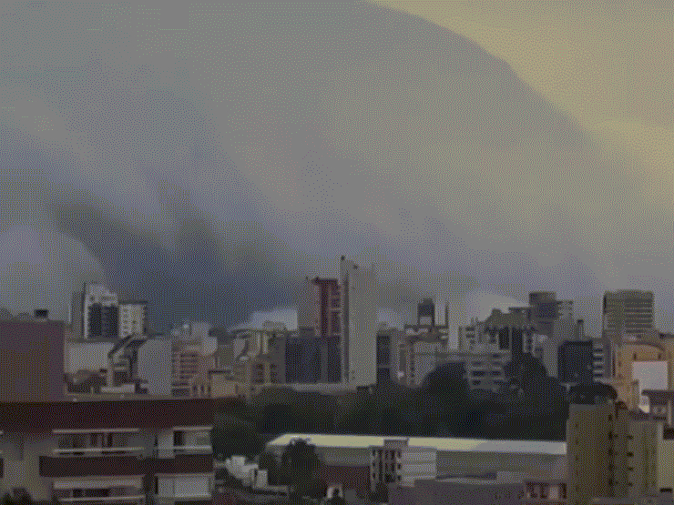 VIDEO: Kỳ lạ mây sóng thần 'nuốt chửng' cả thành phố