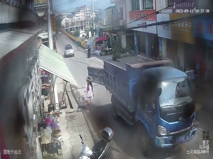 Video: Bị cánh cửa ở thùng sau xe tải đập trúng, người phụ nữ được phen "khiếp vía"
