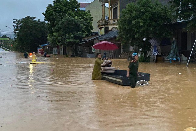 Mưa lớn gây chia cắt tại Nghệ An, nhiều trường cho học sinh nghỉ học - 1