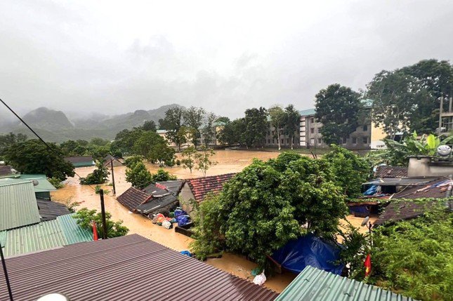 Nước lũ chạm nóc nhà, một thị trấn ở Nghệ An bị cô lập - 1