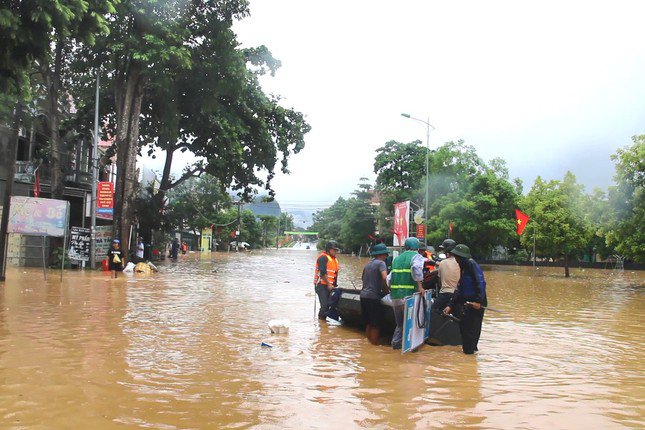 Nước lũ chạm nóc nhà, một thị trấn ở Nghệ An bị cô lập - 2