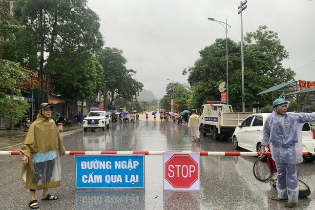 Nước lũ chạm nóc nhà, một thị trấn ở Nghệ An bị cô lập - 9