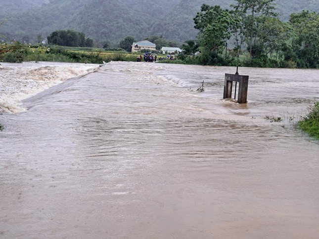 Người dân &#39;giải cứu&#39; ô tô chìm trong biển nước - 12