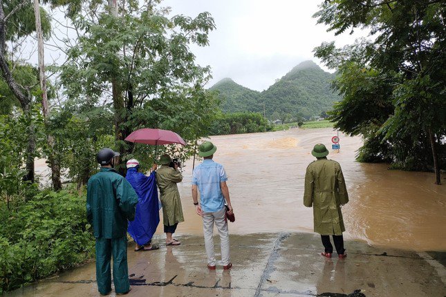 Người dân &#39;giải cứu&#39; ô tô chìm trong biển nước - 8