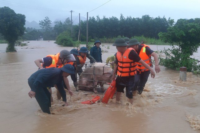 Người dân &#39;giải cứu&#39; ô tô chìm trong biển nước - 2