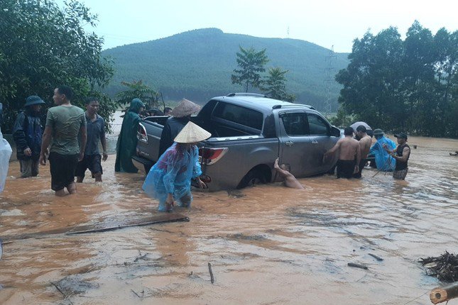 Người dân &#39;giải cứu&#39; ô tô chìm trong biển nước - 5