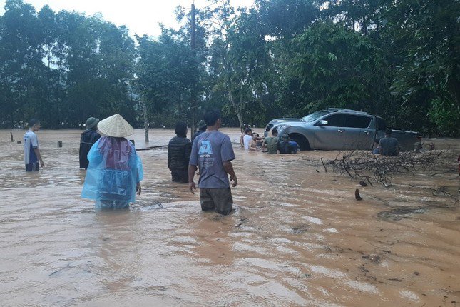 Người dân &#39;giải cứu&#39; ô tô chìm trong biển nước - 4