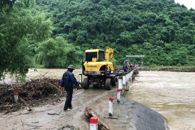 Người dân &#39;giải cứu&#39; ô tô chìm trong biển nước - 7