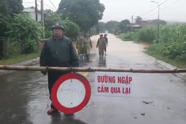 Người dân &#39;giải cứu&#39; ô tô chìm trong biển nước - 6