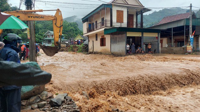 Người dân &#39;giải cứu&#39; ô tô chìm trong biển nước - 10