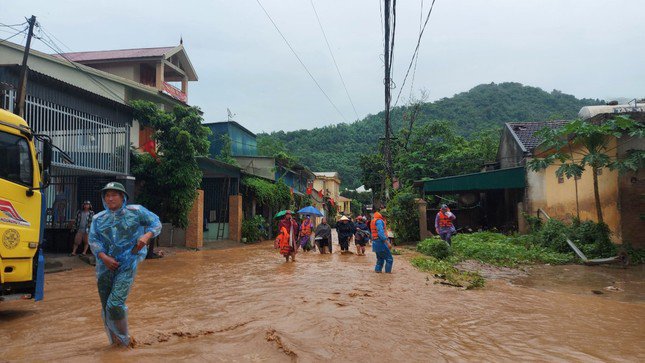 Người dân &#39;giải cứu&#39; ô tô chìm trong biển nước - 14