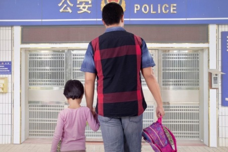 Trung Quốc: Bị sốc vì kết quả xét nghiệm ADN, người bố có hành động gây tranh cãi