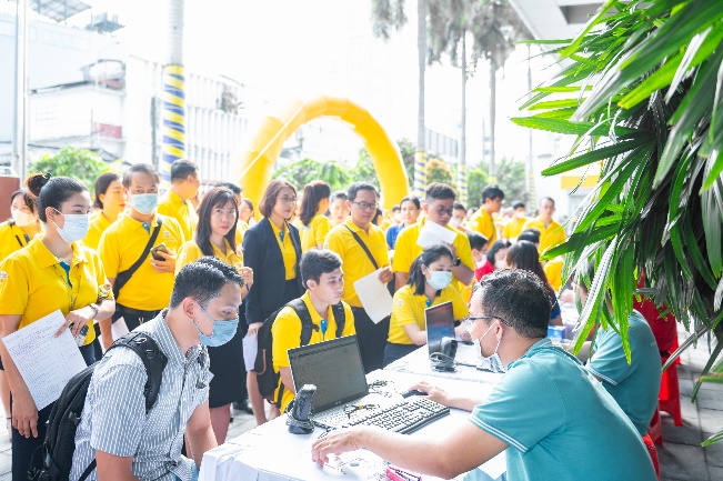 Khởi động Ngày Hội đỏ 2023, Ngân hàng trao yêu thương qua những “giọt hồng” - 1