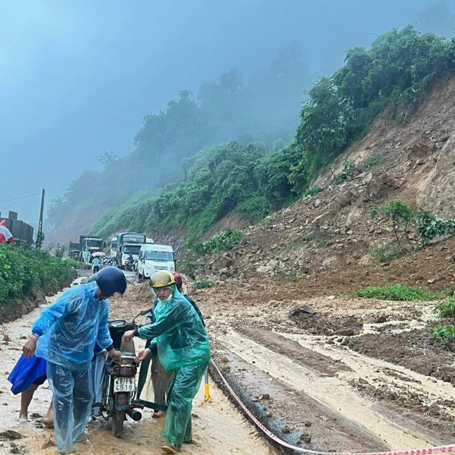 Ô tô 16 chỗ mắc kẹt do sạt lở nghiêm trọng ở Hòa Bình - 3