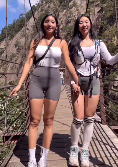 Body đầy đặn, quyến rũ của hai nữ HLV thể hình diện quần tập gym leo núi gây chú ý - 1