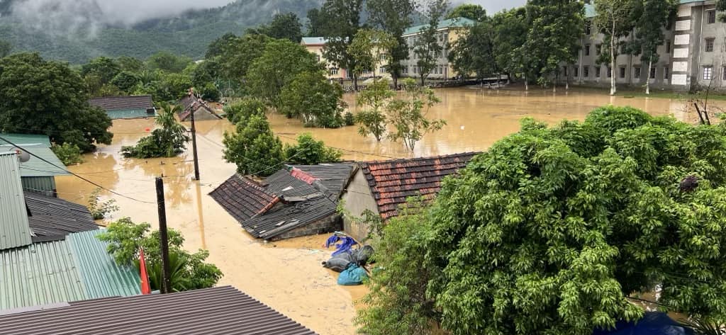 Cảnh hoang tàn sau cơn lũ nơi 40 học sinh phải trèo lên nóc nhà kêu cứu - 1