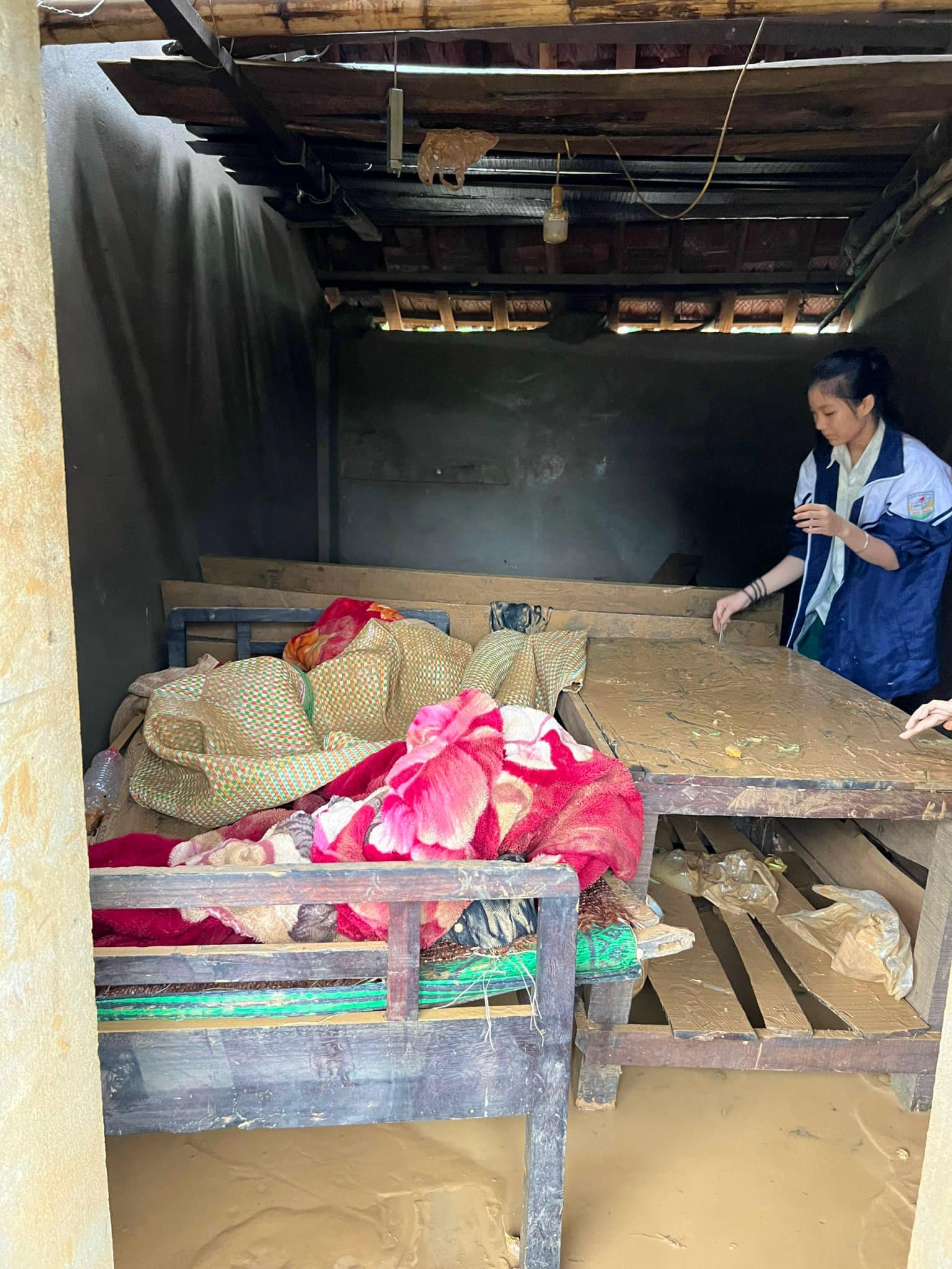 Cảnh hoang tàn sau cơn lũ nơi 40 học sinh phải trèo lên nóc nhà kêu cứu - 10