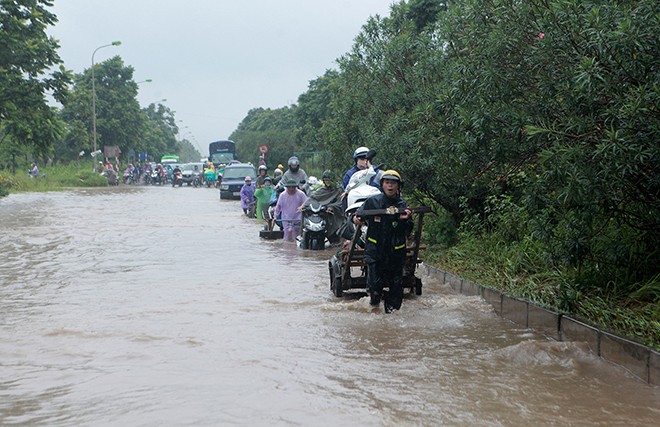 Những tuyến phố được ví “như sông”, “như vịnh” ở Hà Nội, cứ mưa là ngập - 1