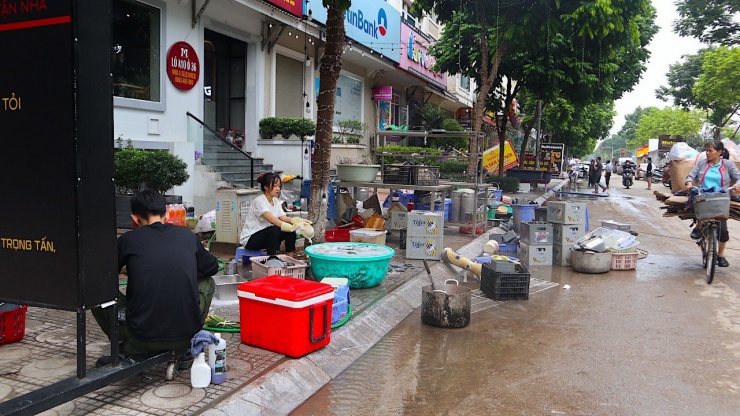 Sau mưa lớn, người dân ở khu biệt thự &#39;triệu đô&#39; vẫn phải lội nước vớt đồ - 7